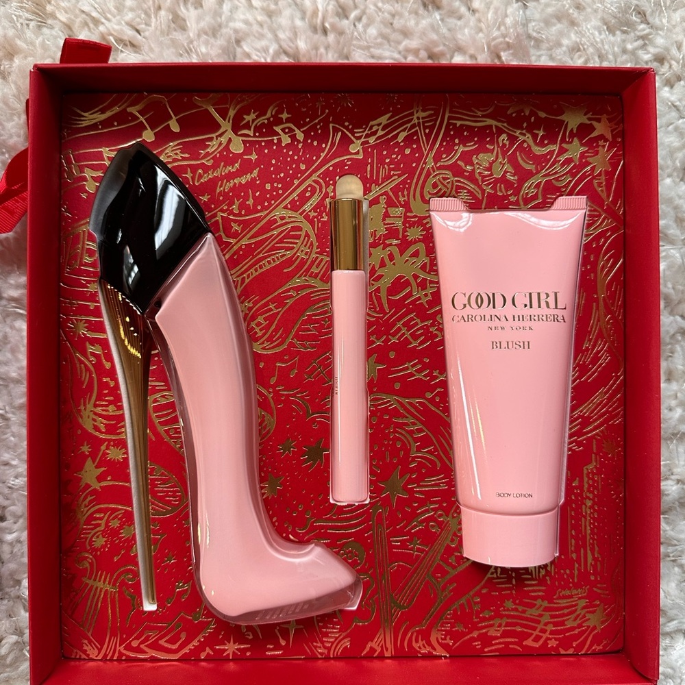 Good Girl Blush fragrance gift set.Full-size and travel sprays and body lotion.
